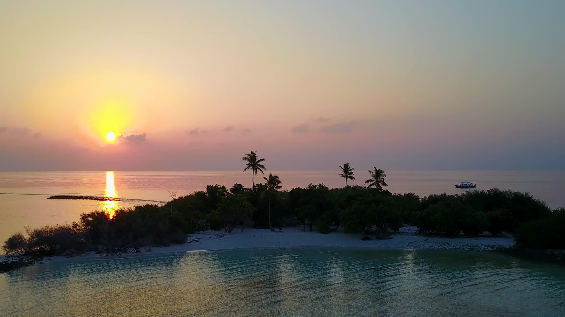 宁静的环礁湖海滩由绿松环礁湖和白沙背景组成视频的预览图