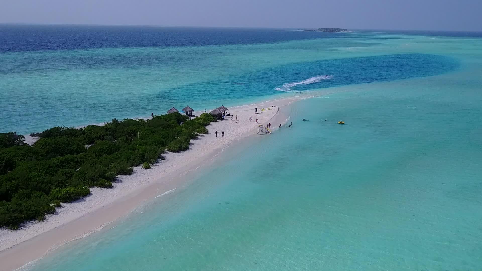 绿色海滨海滩之旅的白沙背景视频的预览图