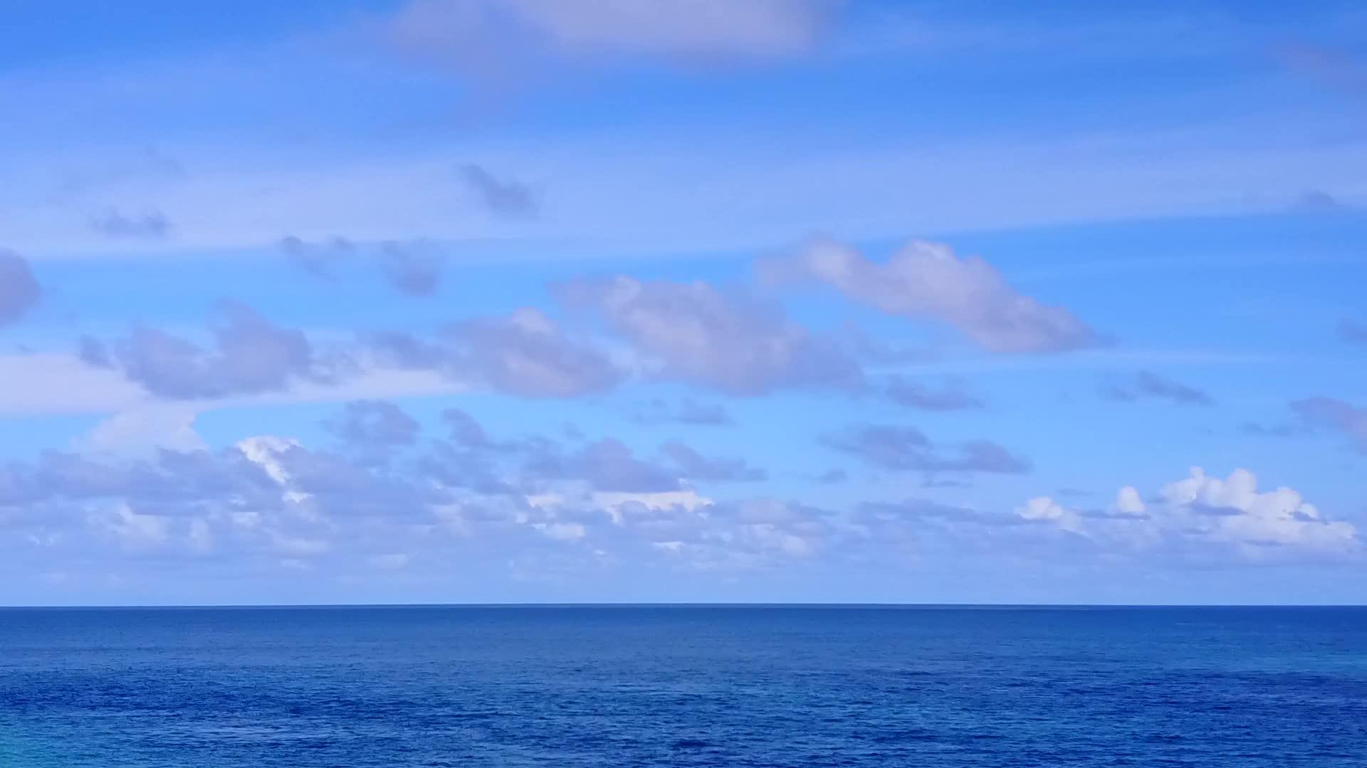 在绿松石海洋和白色海滩的背景下无人机在美丽的海岸海滩上航行视频的预览图