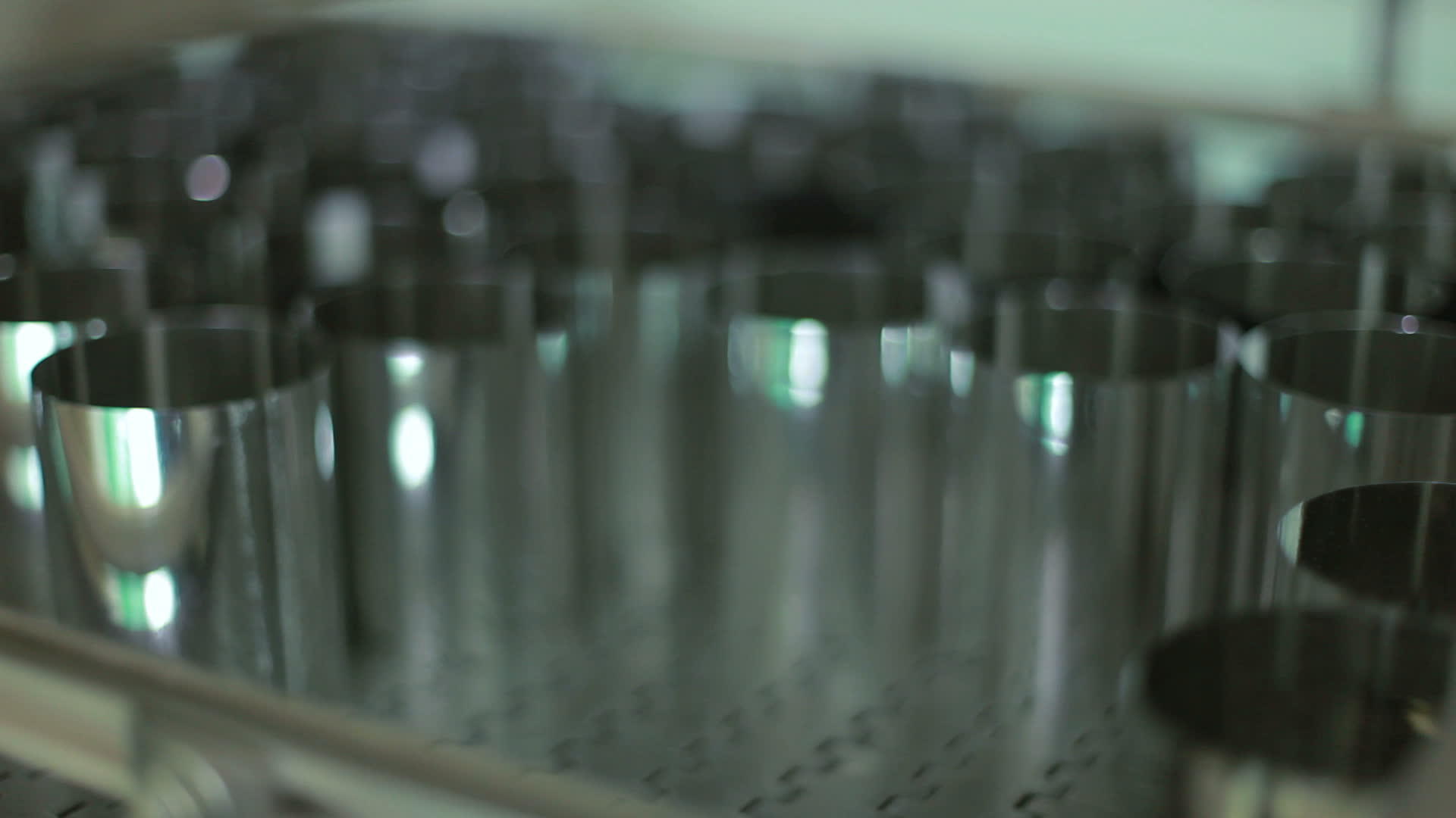 生产线工厂传送带上的锡罐可以生产视频的预览图