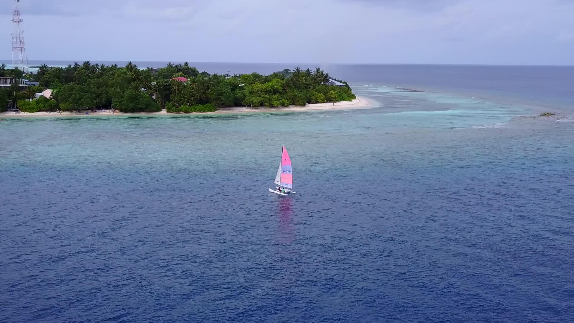 蓝色海洋和白色海滩的背景视频的预览图
