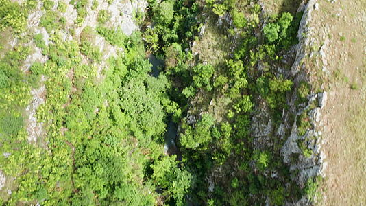峡谷、河流和瀑布中的高空无人驾驶飞机视频的预览图