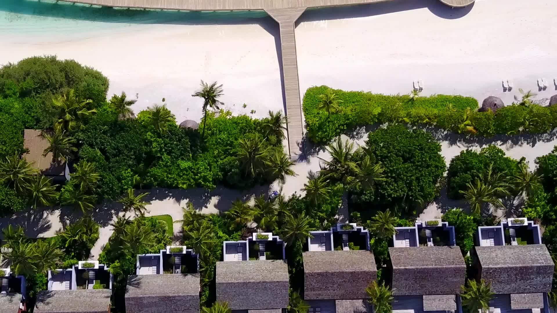 无人驾驶飞机在海湾海滩时间使用蓝水和浅沙背景视频的预览图