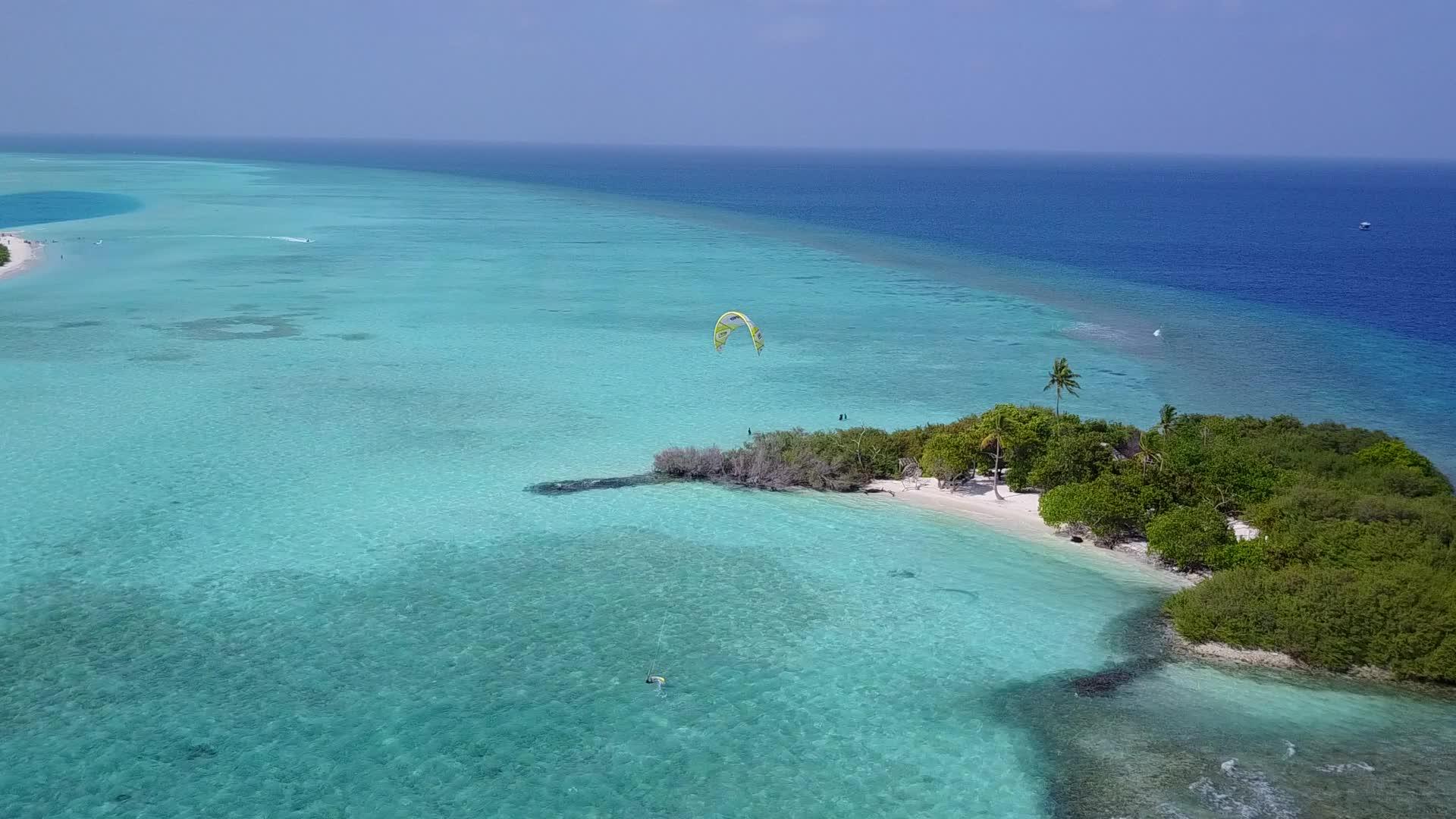 安静的海滩度假由绿宝石环礁湖和白沙背景组成视频的预览图