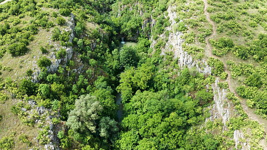 山顶上的峡谷和瀑布视频的预览图