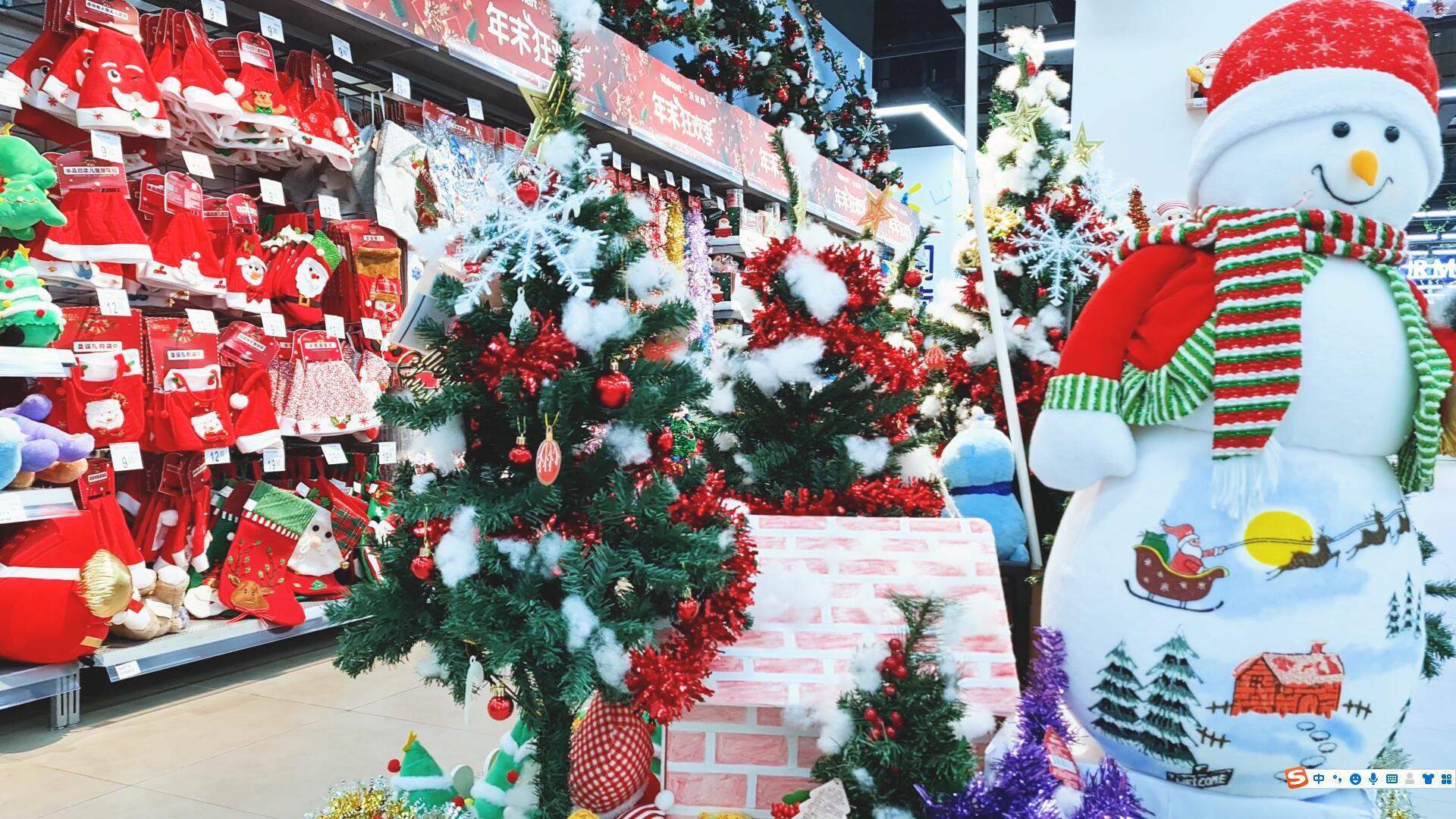 商场浓郁的圣诞节节日气氛视频的预览图