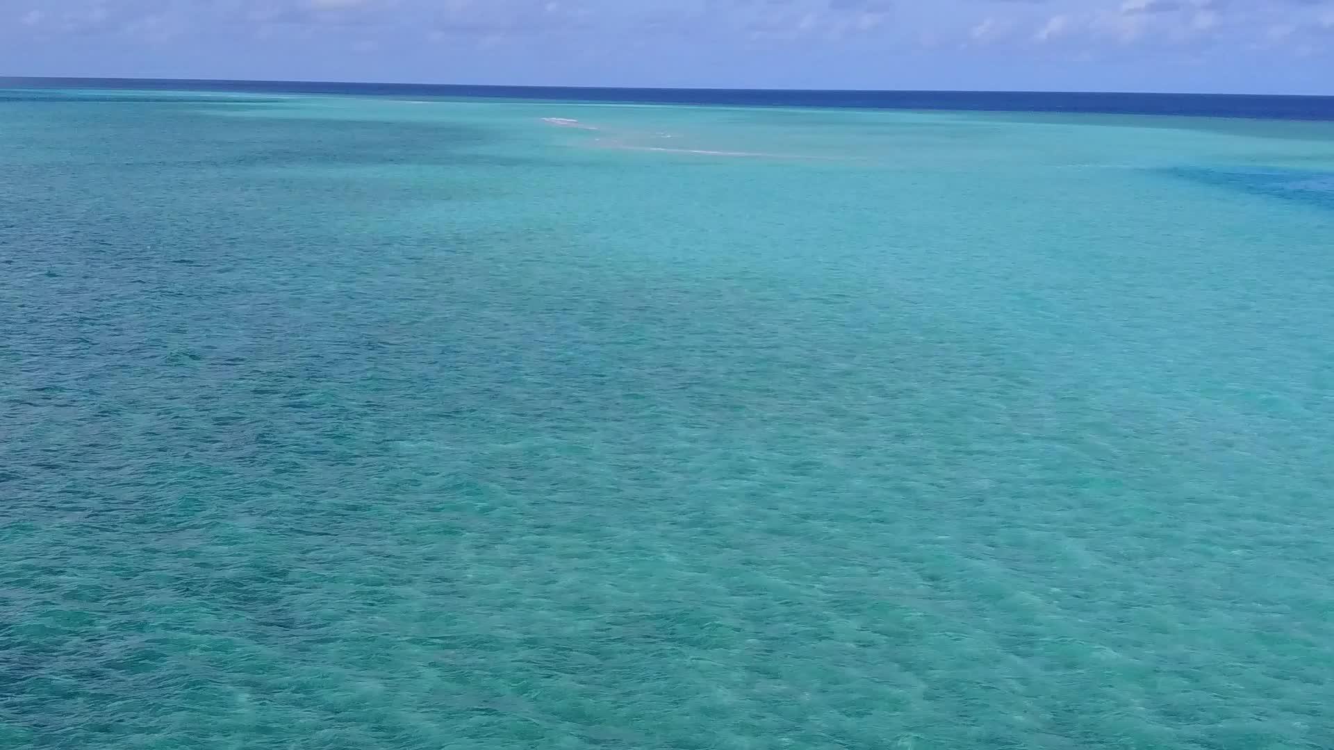 完美的旅游海滩航行蓝色绿色环礁湖和浅沙背景视频的预览图
