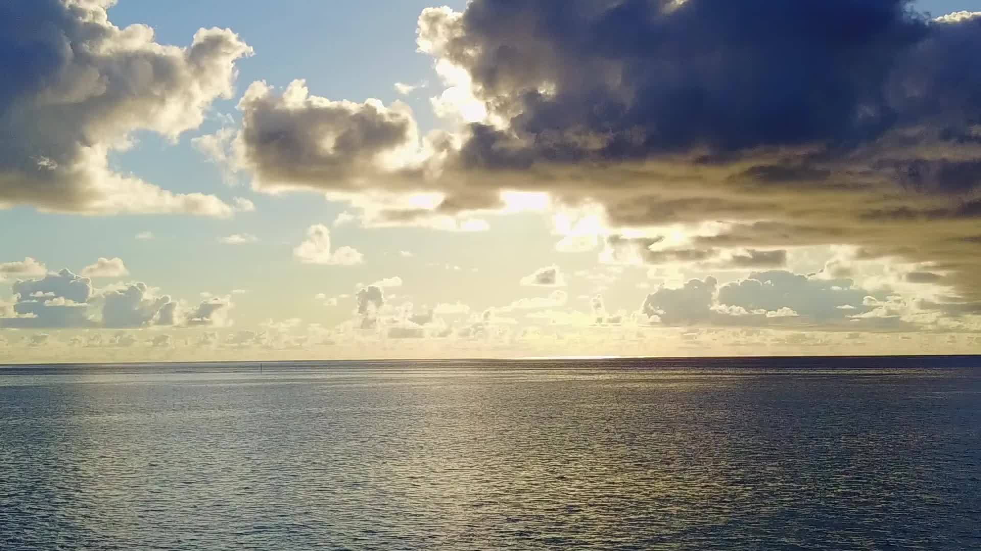 在透明的海洋中使用干净的沙质背景视频的预览图