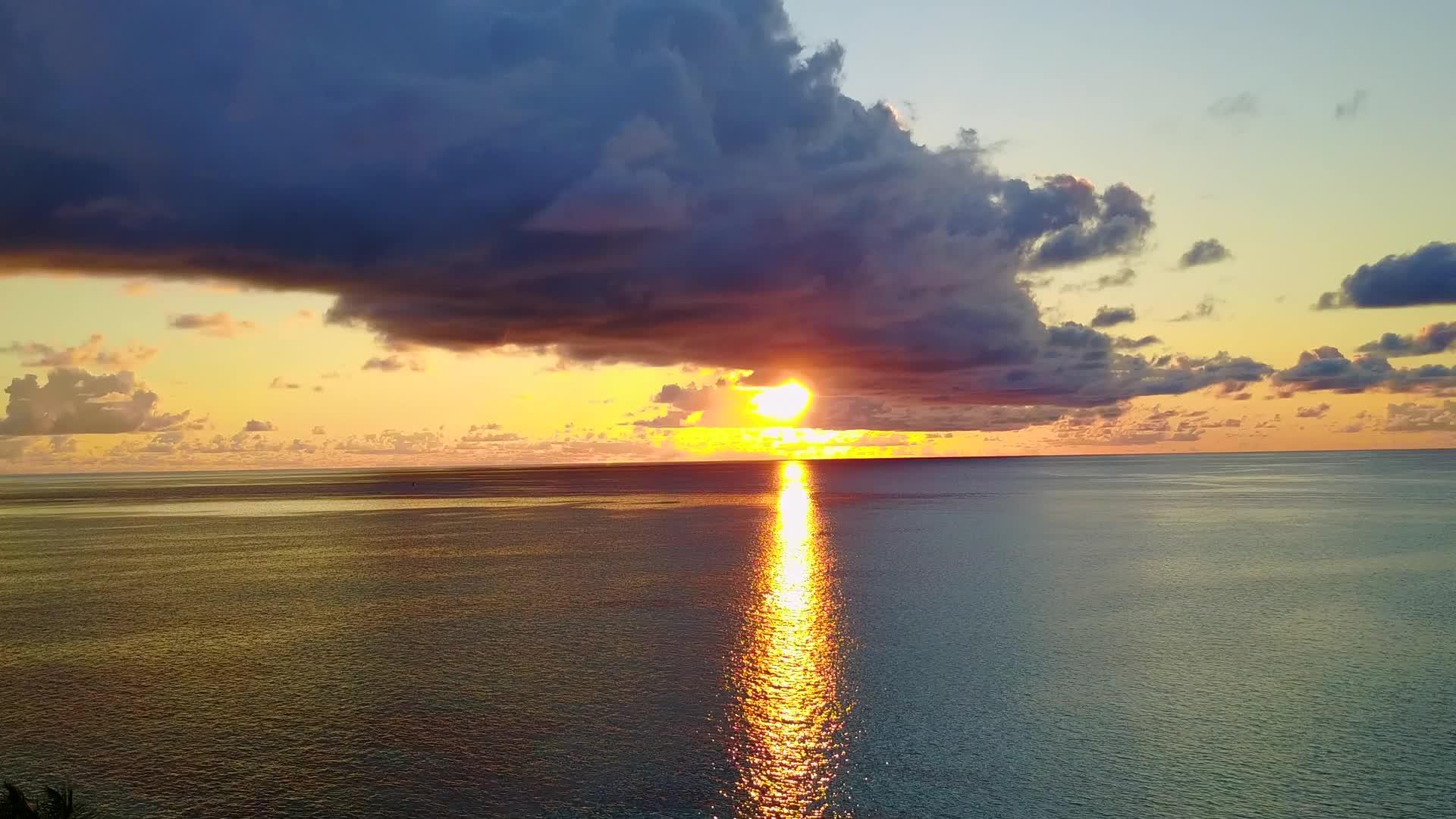 以清晰的环礁湖和白色沙滩为背景美丽的岛屿海滩生活视频的预览图