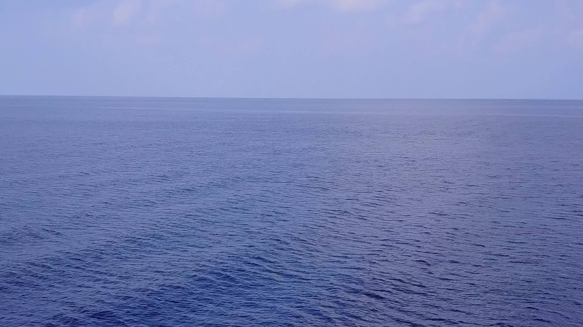 海洋度假胜地海滩之旅的空中无人驾驶飞机场景穿越蓝色海洋视频的预览图