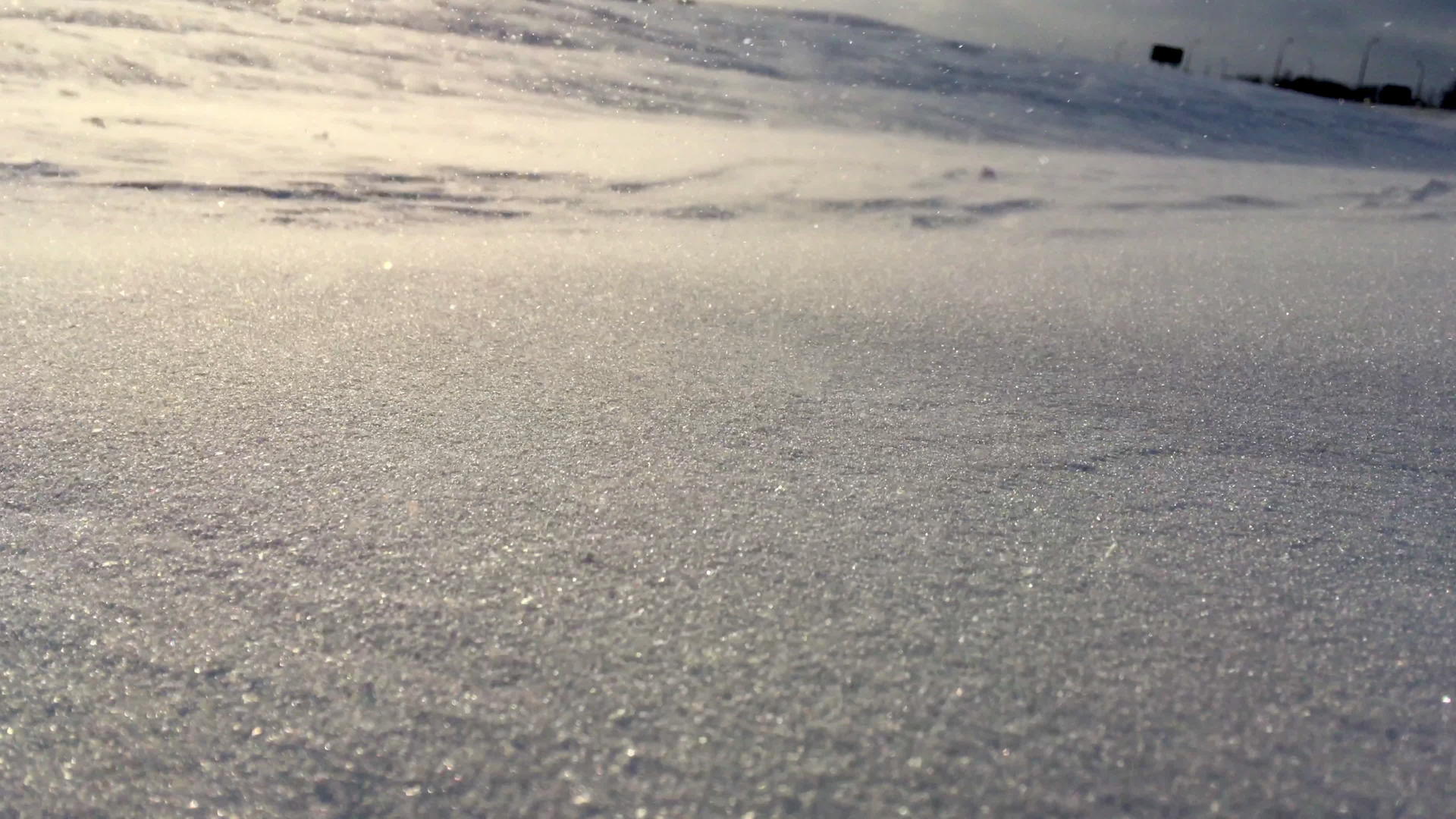 冬季背景下的雪暴风雪视频的预览图