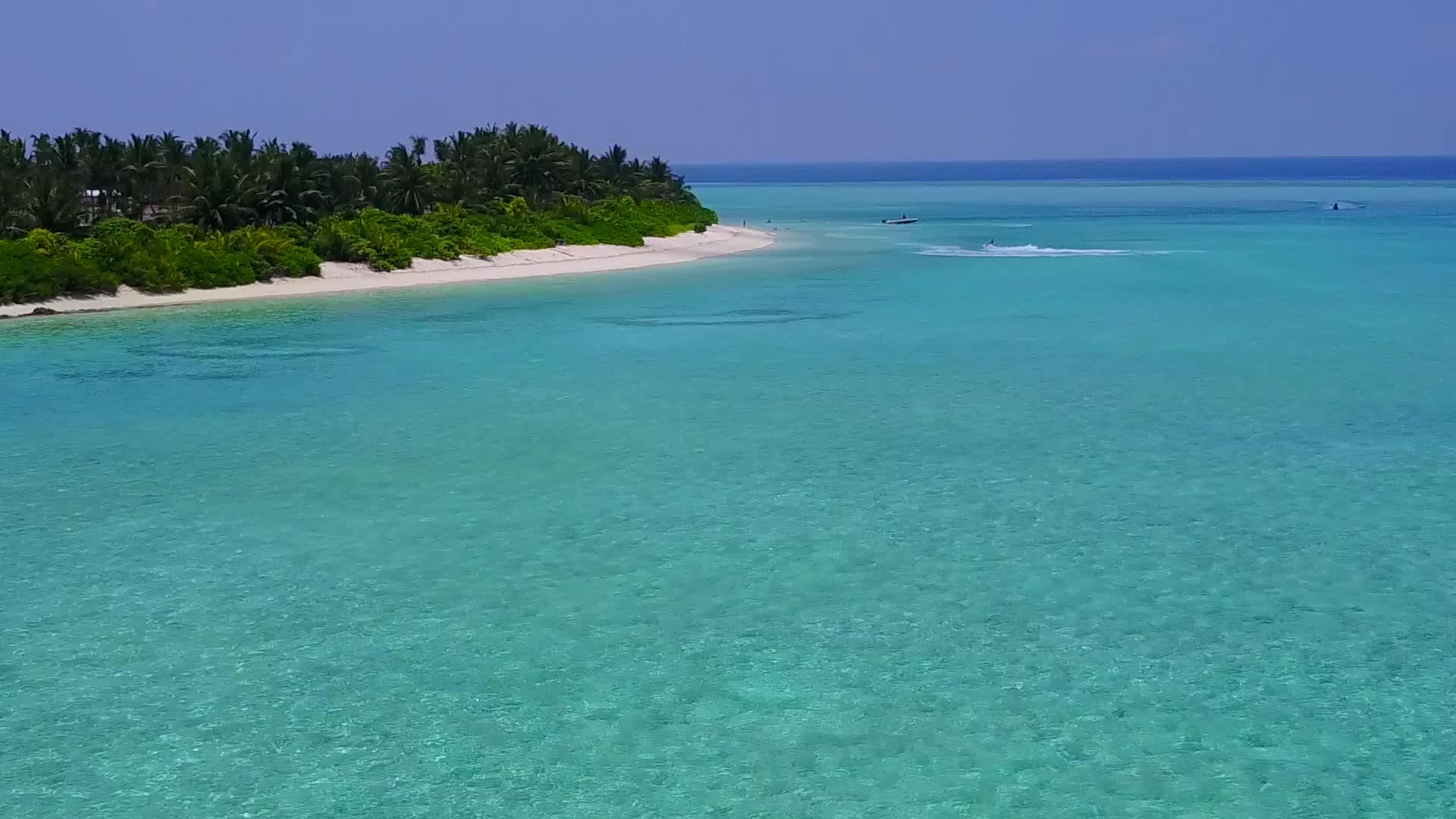 以清晰的环礁湖和白色沙滩为背景美丽的岛屿海滩生活视频的预览图