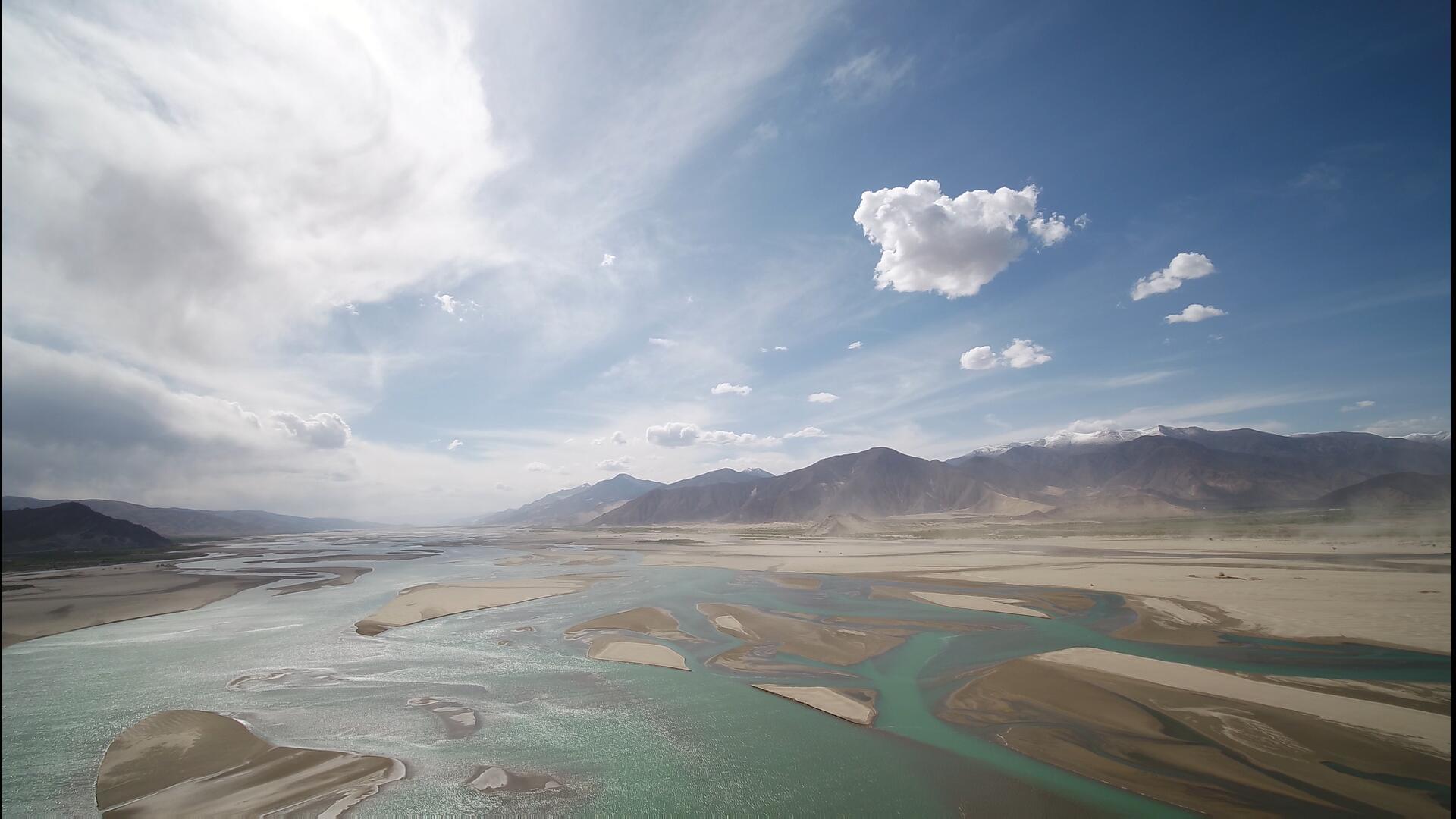 蓝天白云下的雅鲁藏布江视频的预览图