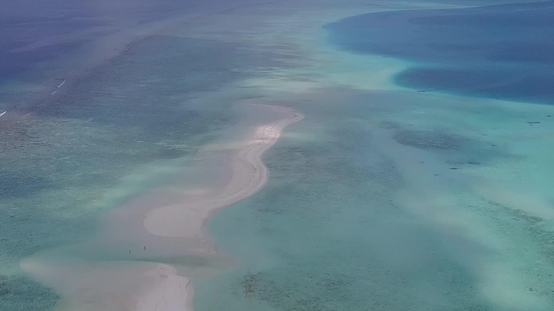 蓝绿色泻湖和白沙背景下田园诗般的旅游海滩生活视频的预览图