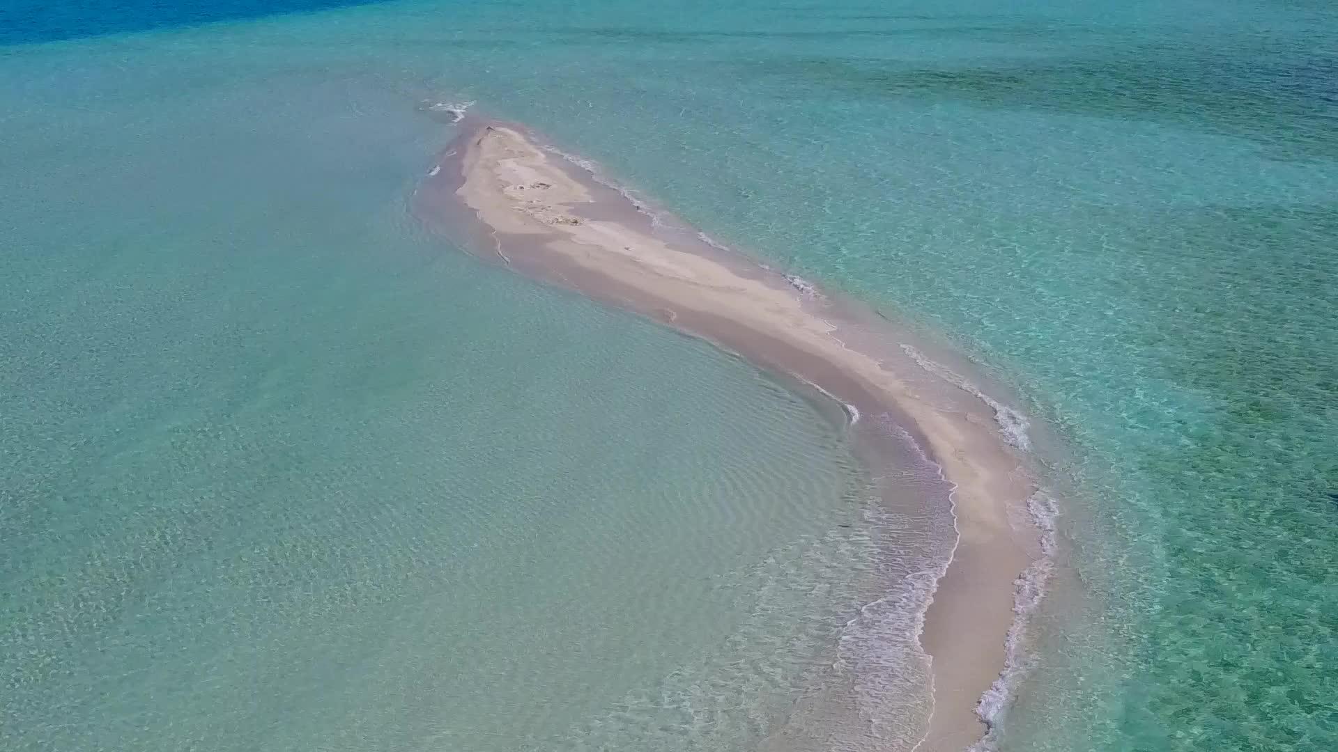 白沙背景蓝泻湖热带海滩生活方式空中无人机景观视频的预览图