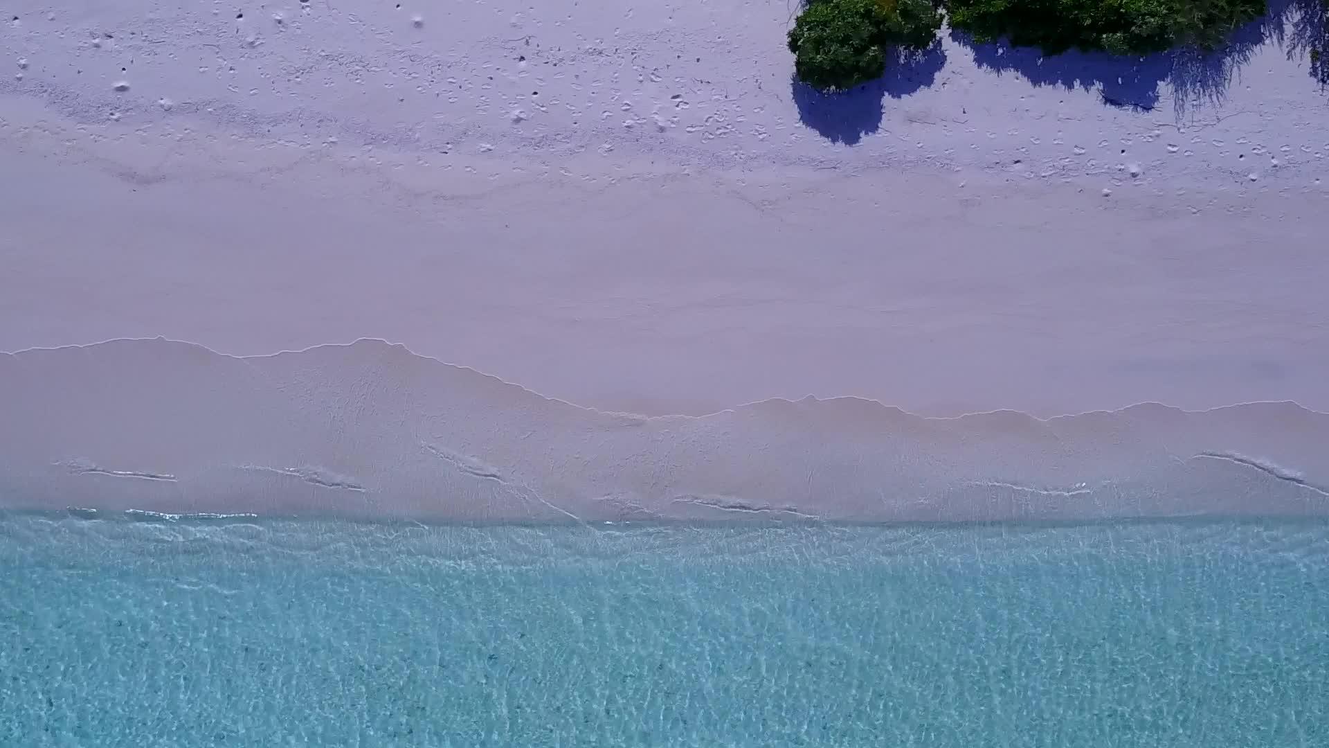 白沙背景水蓝色海洋放松海岸线海滩之旅无人机景观视频的预览图