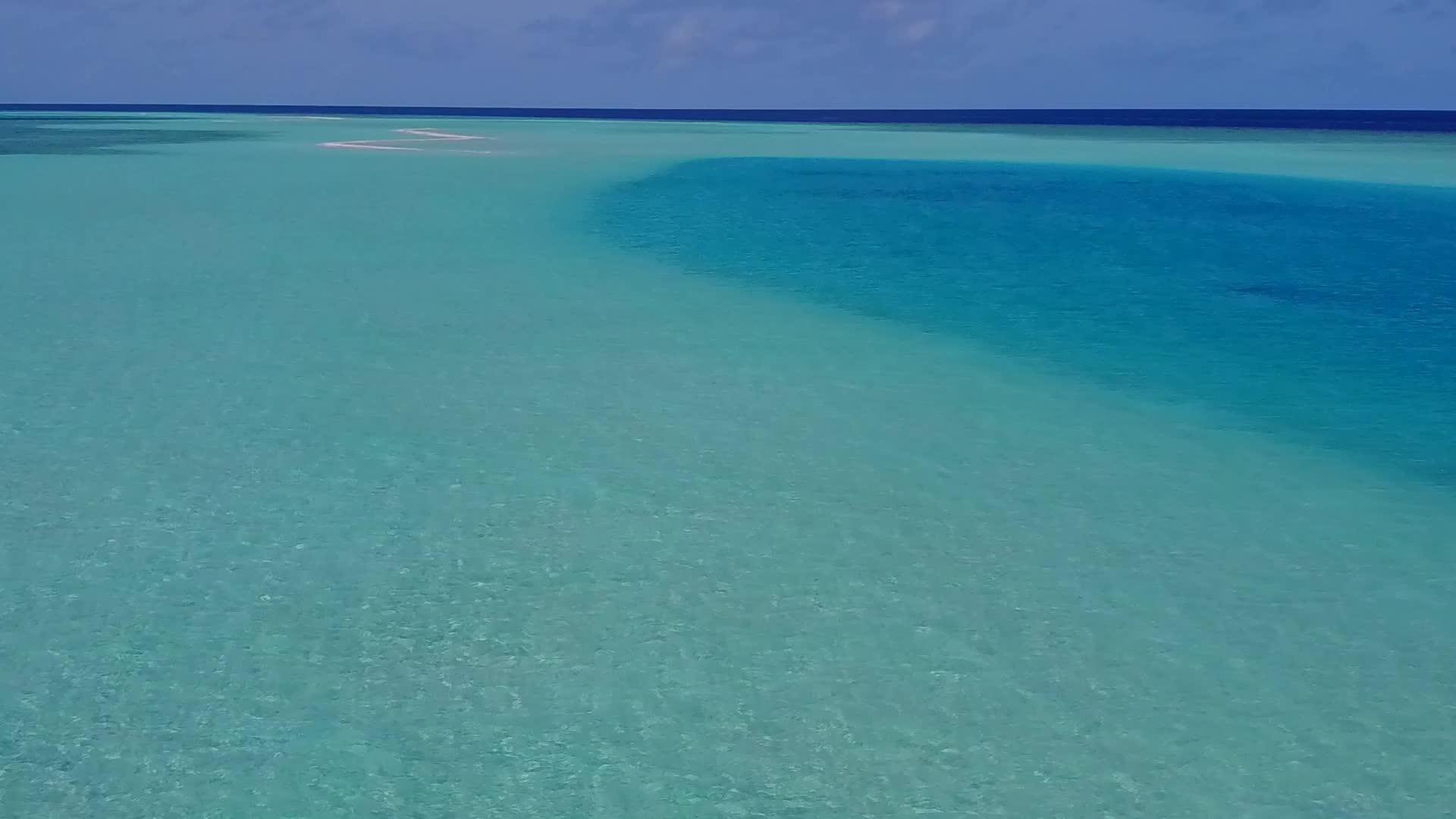 轻松的岛屿海滩航行以清洁的海滩背景和浅水作为航行视频的预览图