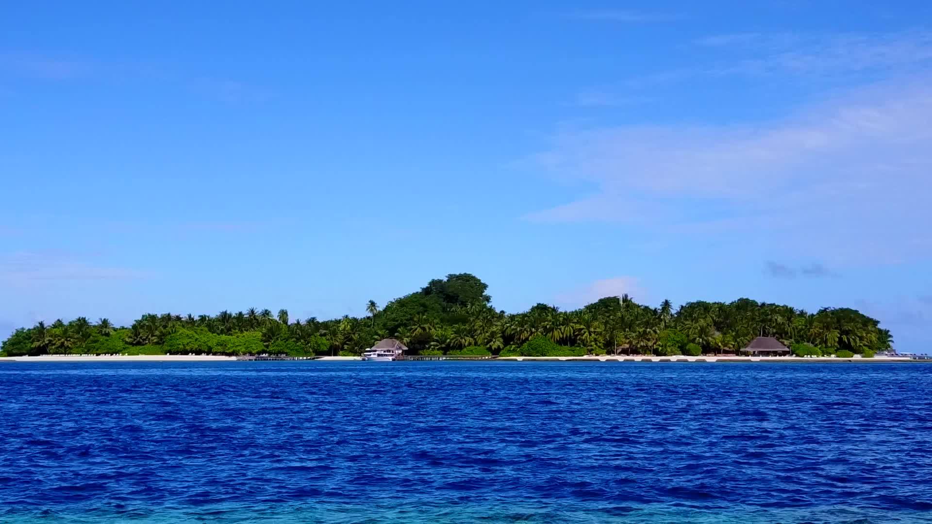 蓝绿水白沙背景下美丽的度假海滩度假鸟瞰海景视频的预览图