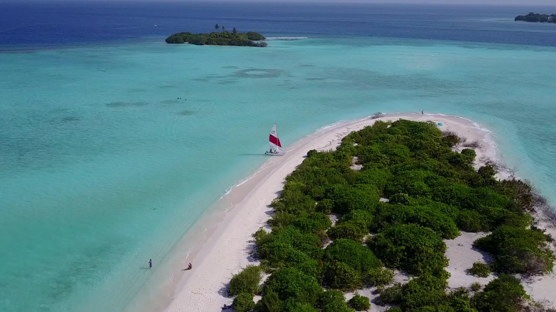 异国情调的海湾海滩时间空中无人机海景由白色沙质背景视频的预览图