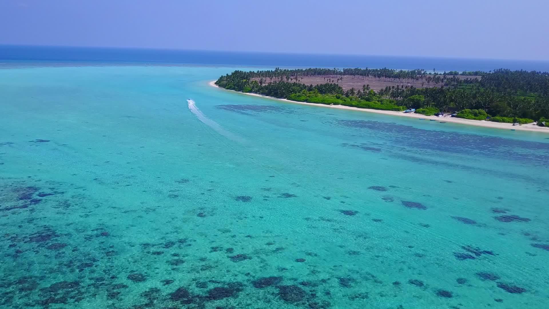以清晰的环礁湖和白色沙滩为背景美丽的岛屿海滩生活视频的预览图