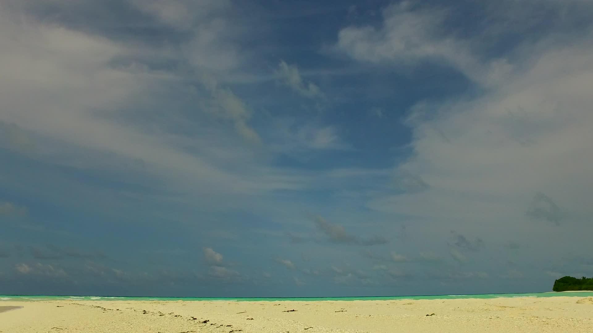 白沙背景透明海上田园诗般的海滩航行无人机景观视频的预览图