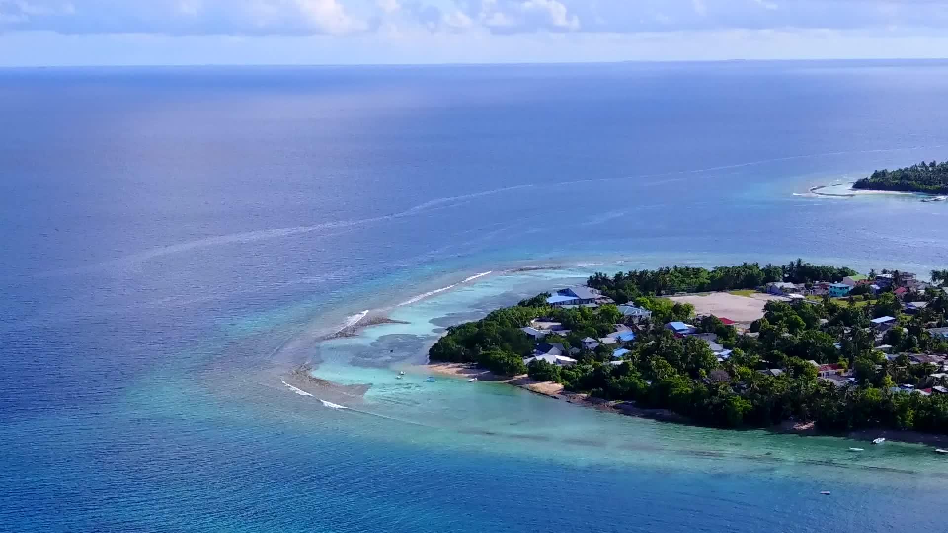 以清晰的环礁湖和白色沙滩为背景美丽的岛屿海滩生活视频的预览图