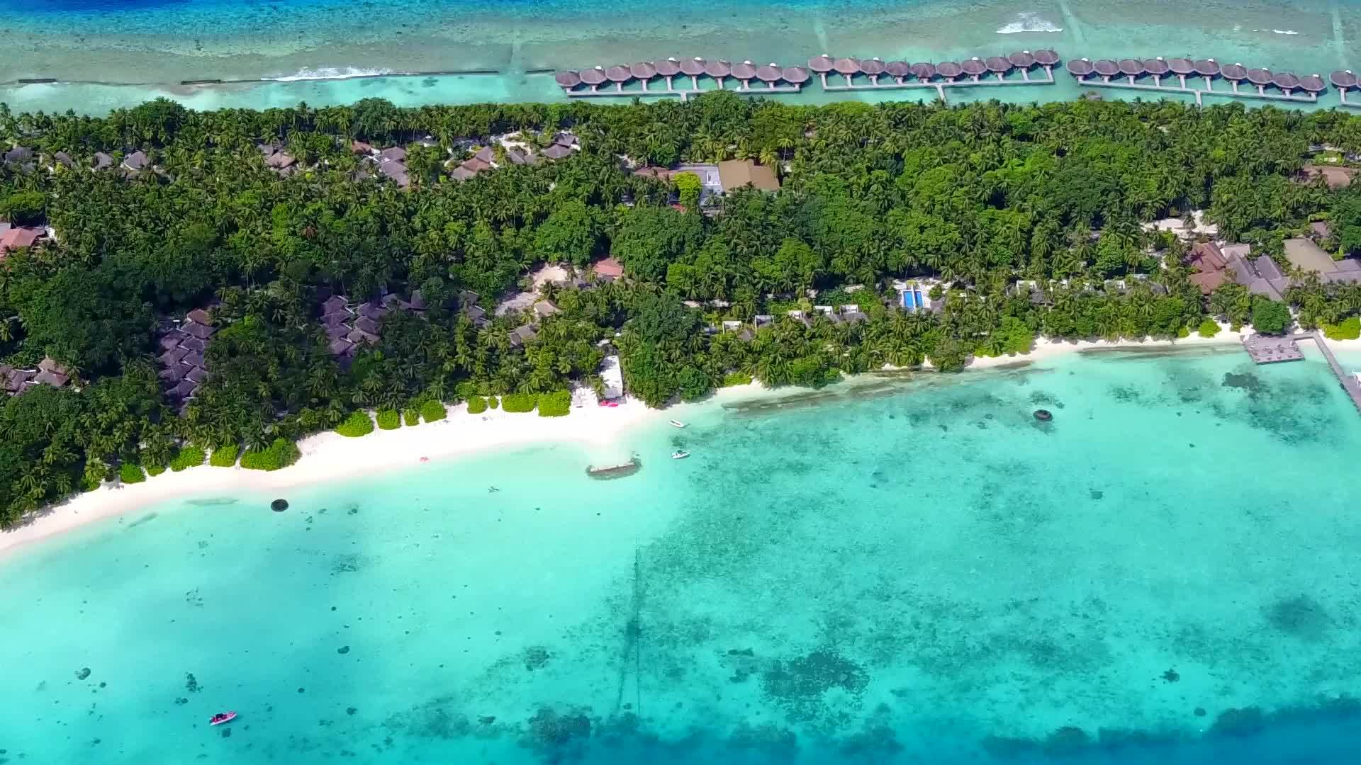 白沙背景浅海热带海岸线海滩度假空中景观视频的预览图