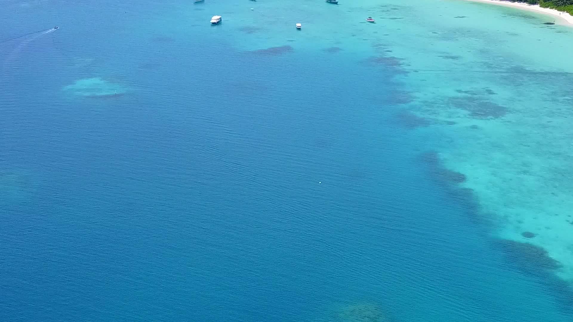 空中无人驾驶飞机在露天的海面上有一个白色的沙沙背景视频的预览图