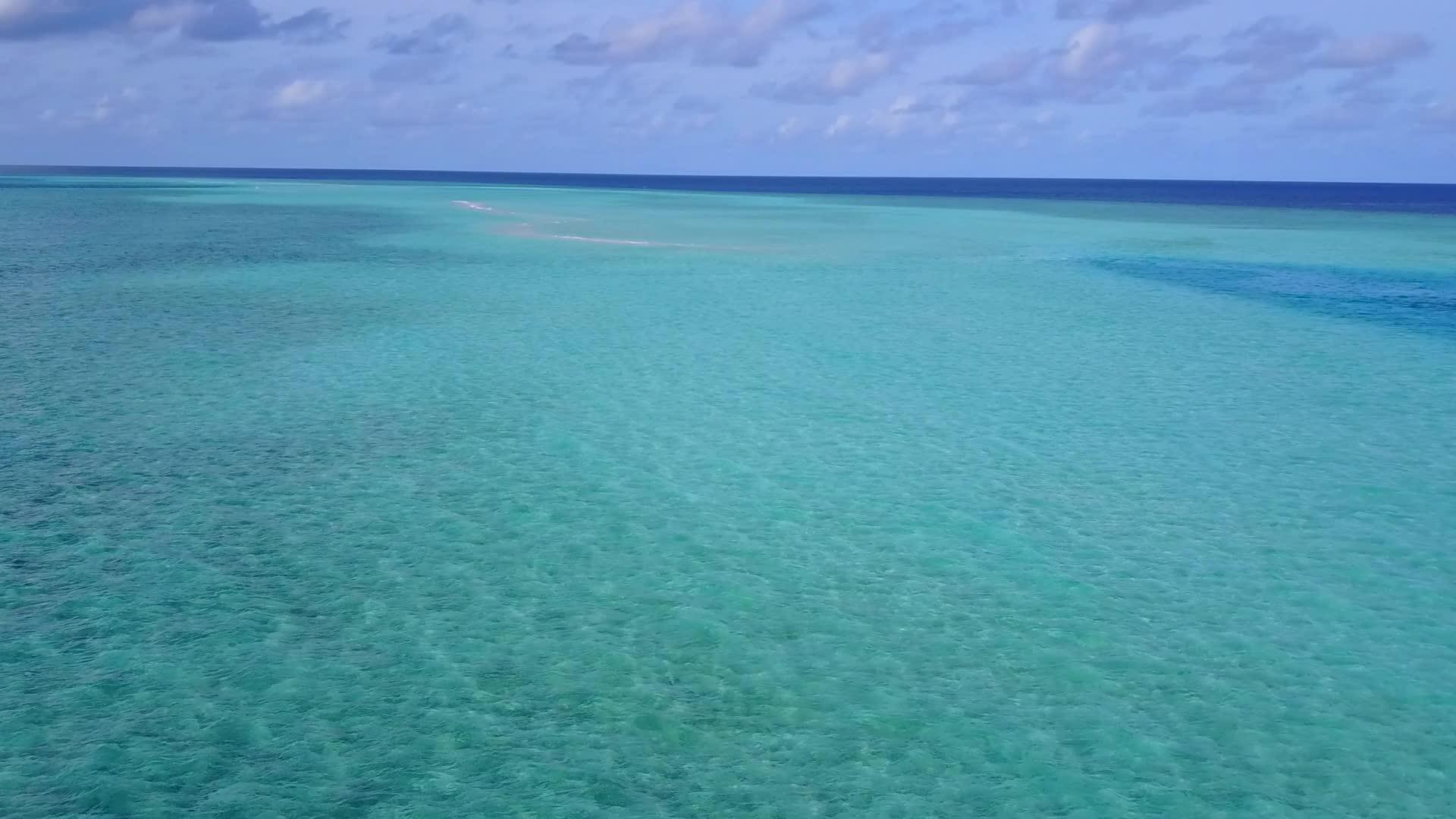 白沙底蓝绿水沿海航行外部海滨飞行空中流体视频的预览图