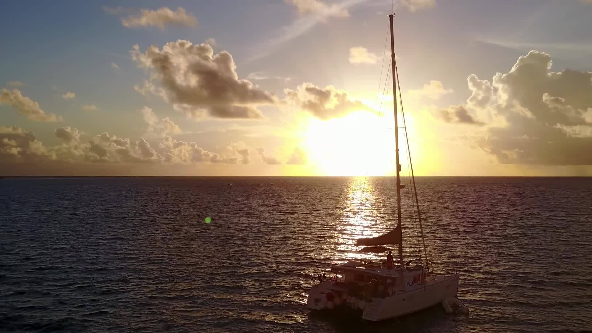 在蓝海和白色沙尘的背景下在海滩上安静地看海滩视频的预览图