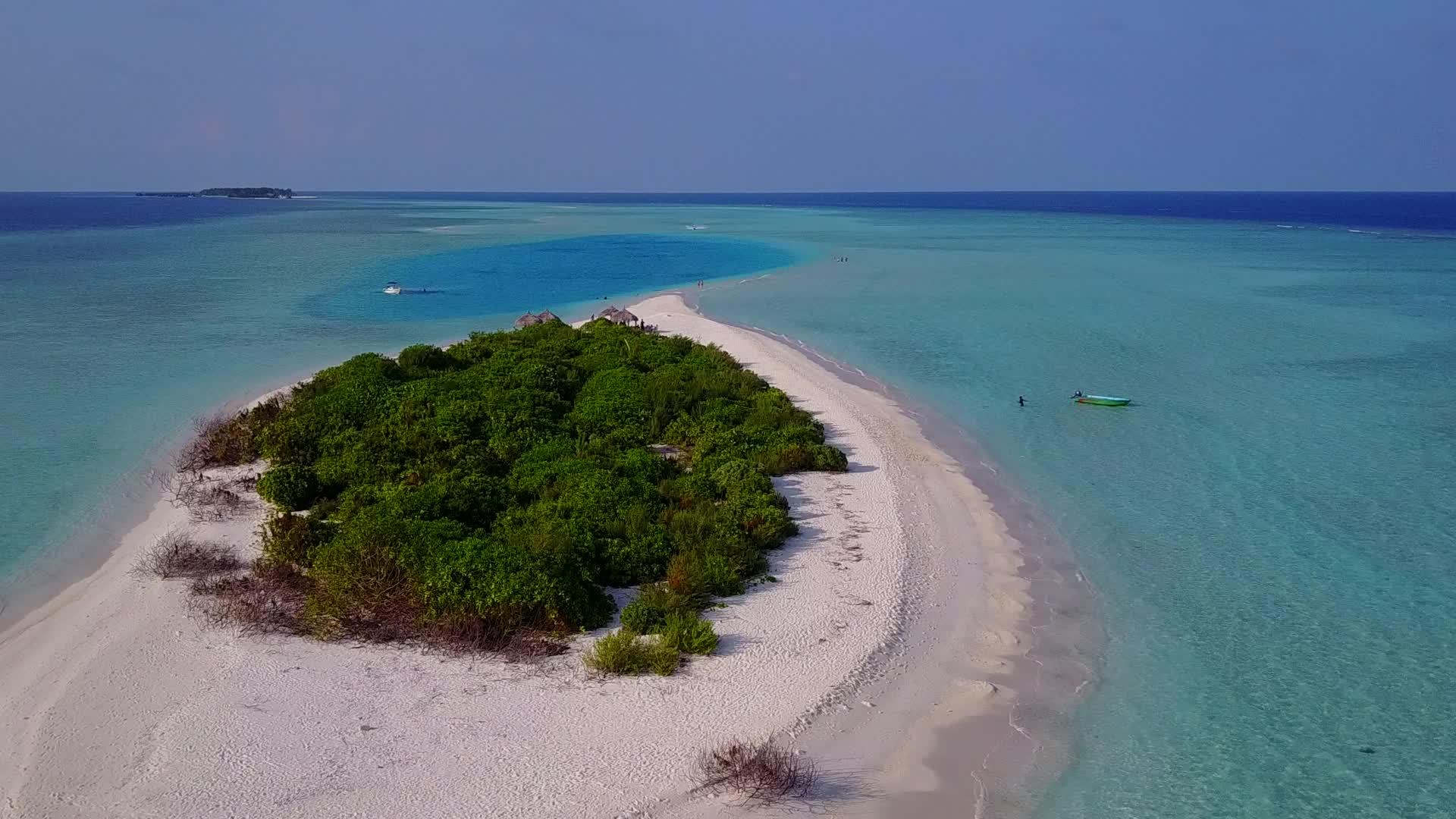 完美旅游海滩度假的蓝海和明沙背景视频的预览图