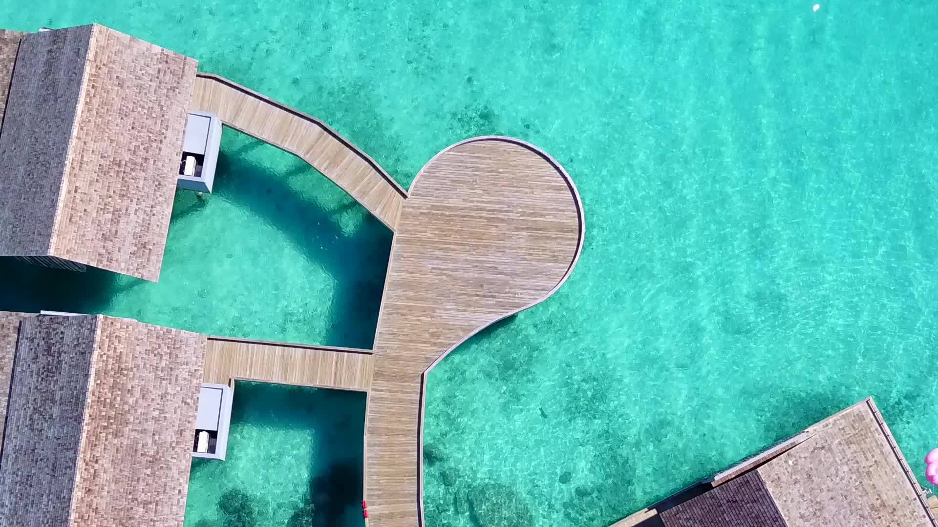 宁静的海滩绿水度假胜地海滩视频的预览图