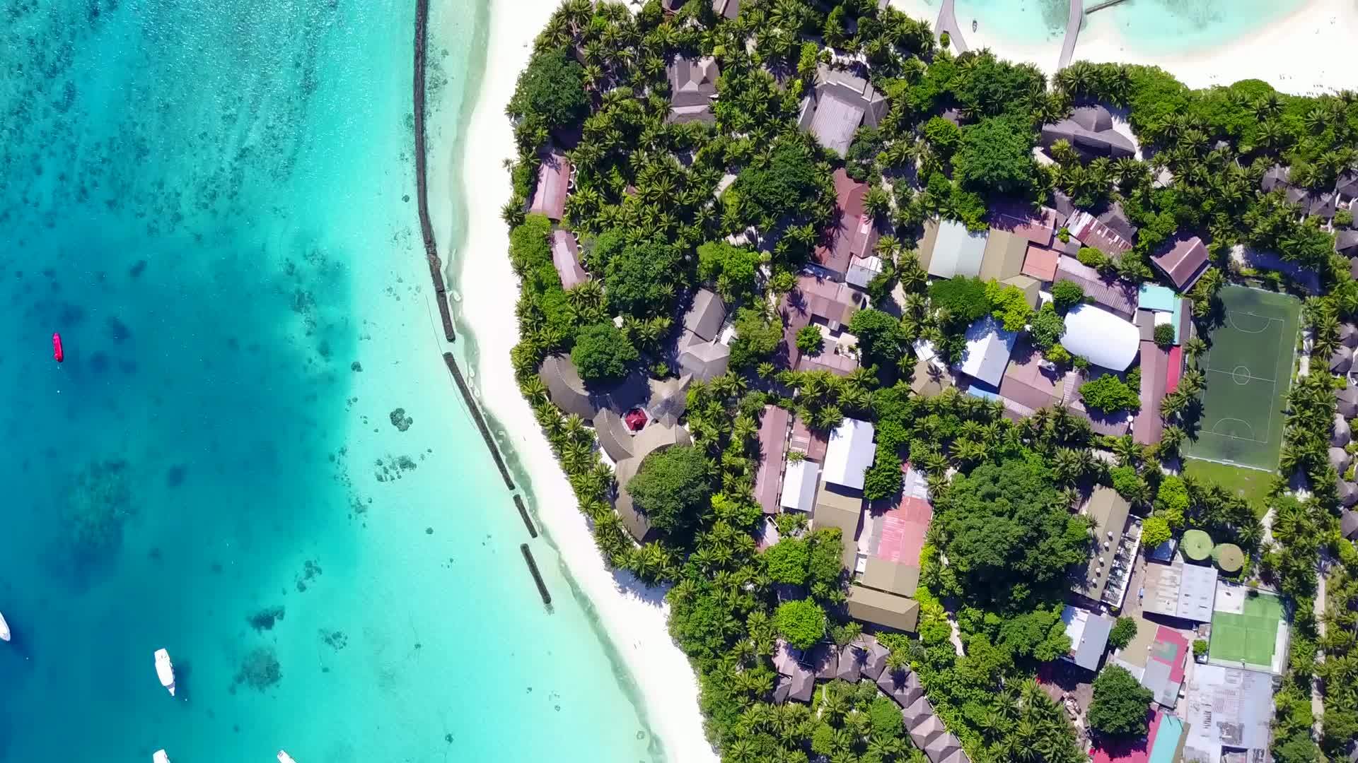 放松海湾海滩生活方式以水蓝环礁湖和白色沙滩为背景视频的预览图