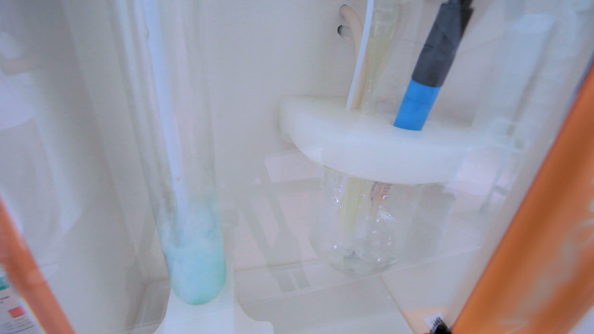 化学反应试剂实验室在实验室气瓶中视频的预览图