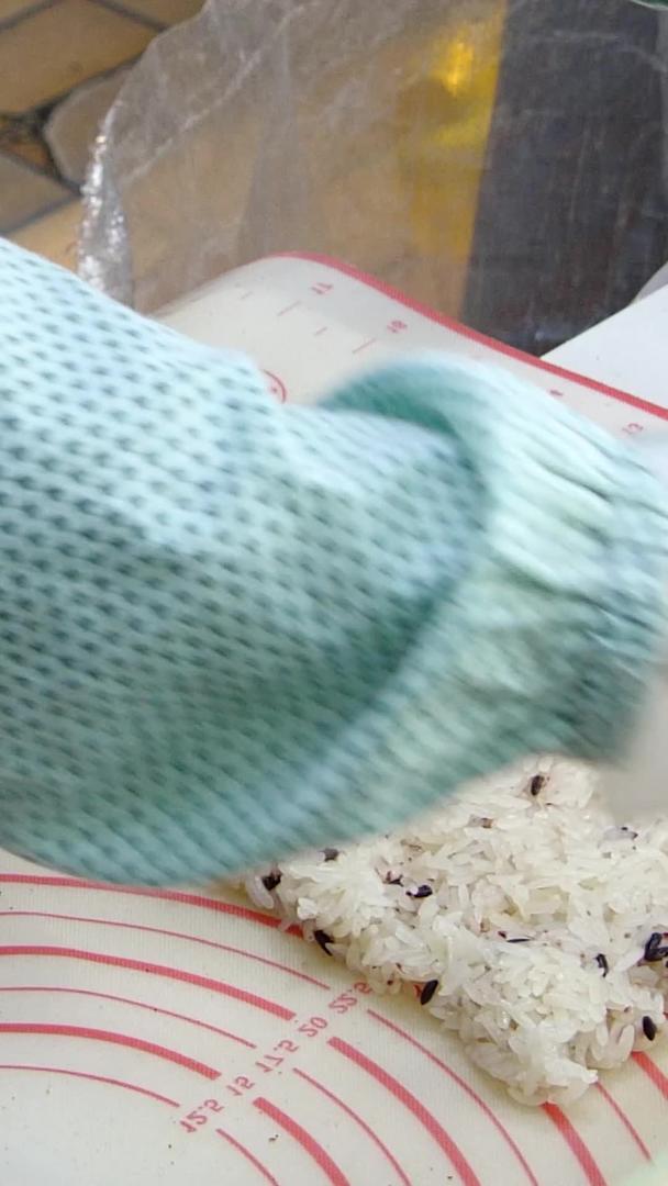 饭团糯米包油条美食小吃小吃视频的预览图