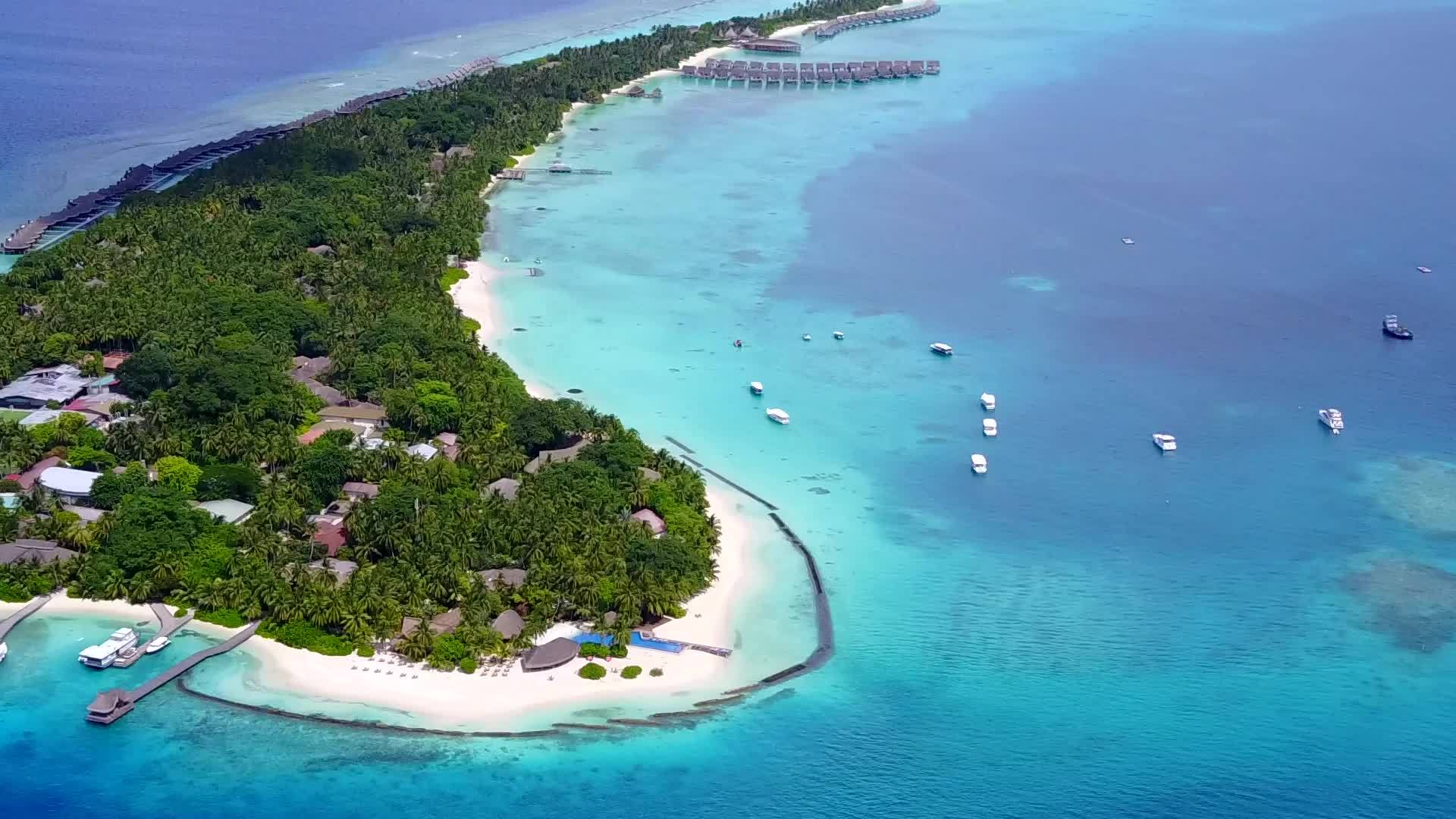 以蓝绿色环礁湖和白沙为背景的浅绿色环礁是休闲海滨度假胜地视频的预览图