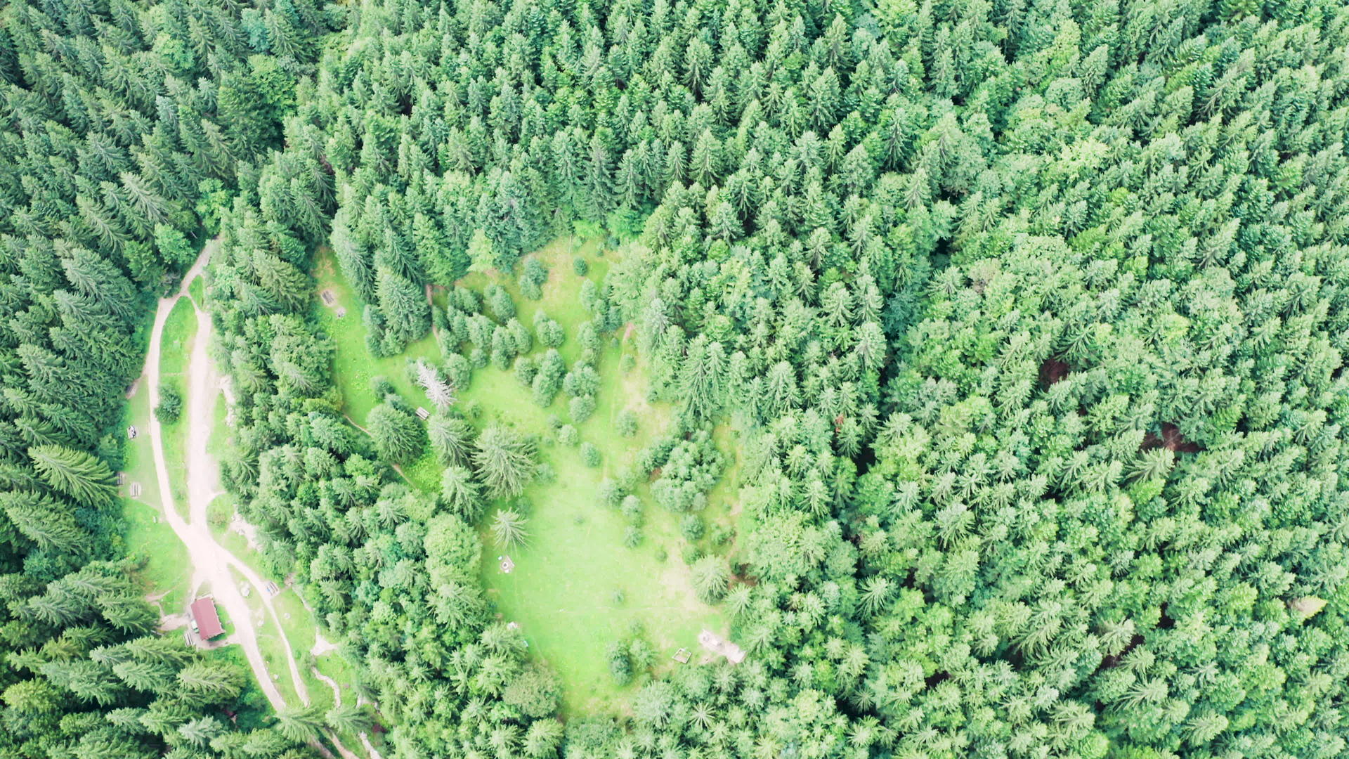 无人驾驶飞机在国家一侧的高山上空飞行视频的预览图