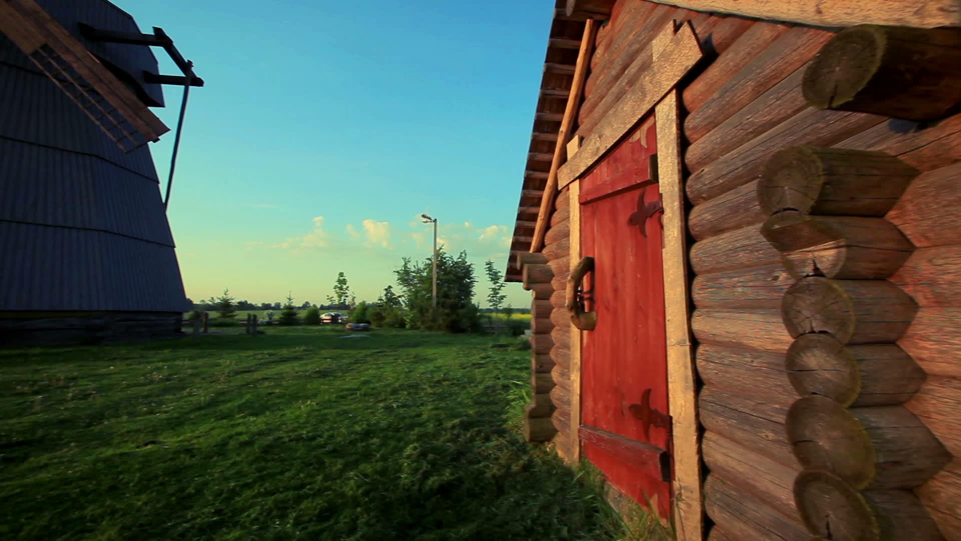 乡村景观中的农房乡和风车全景视频的预览图