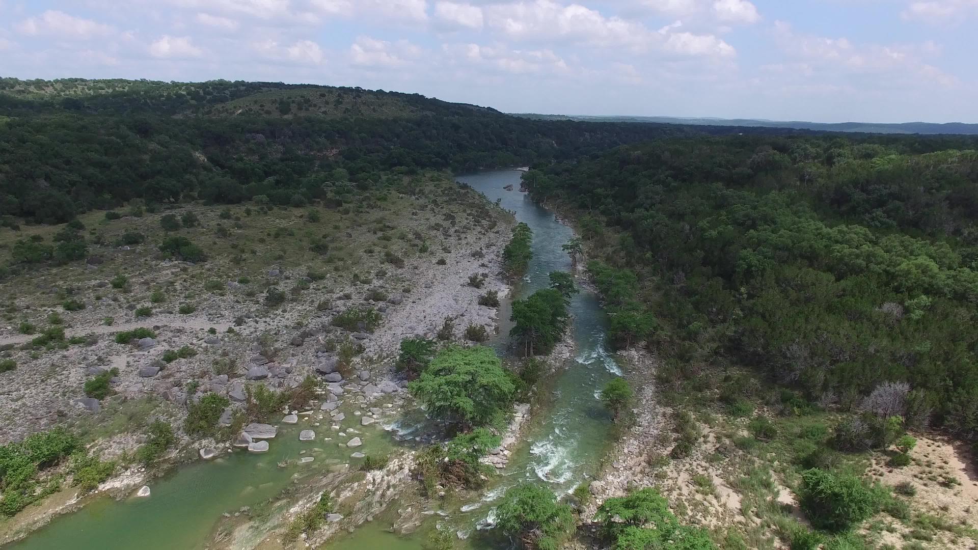 飞越Pedernalés空中飞行的河流视频的预览图