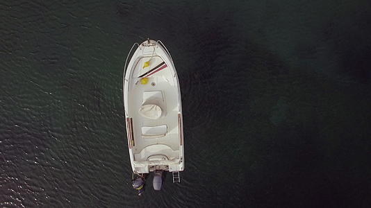 孤独的摩托艇在大蓝海中飞翔视频的预览图