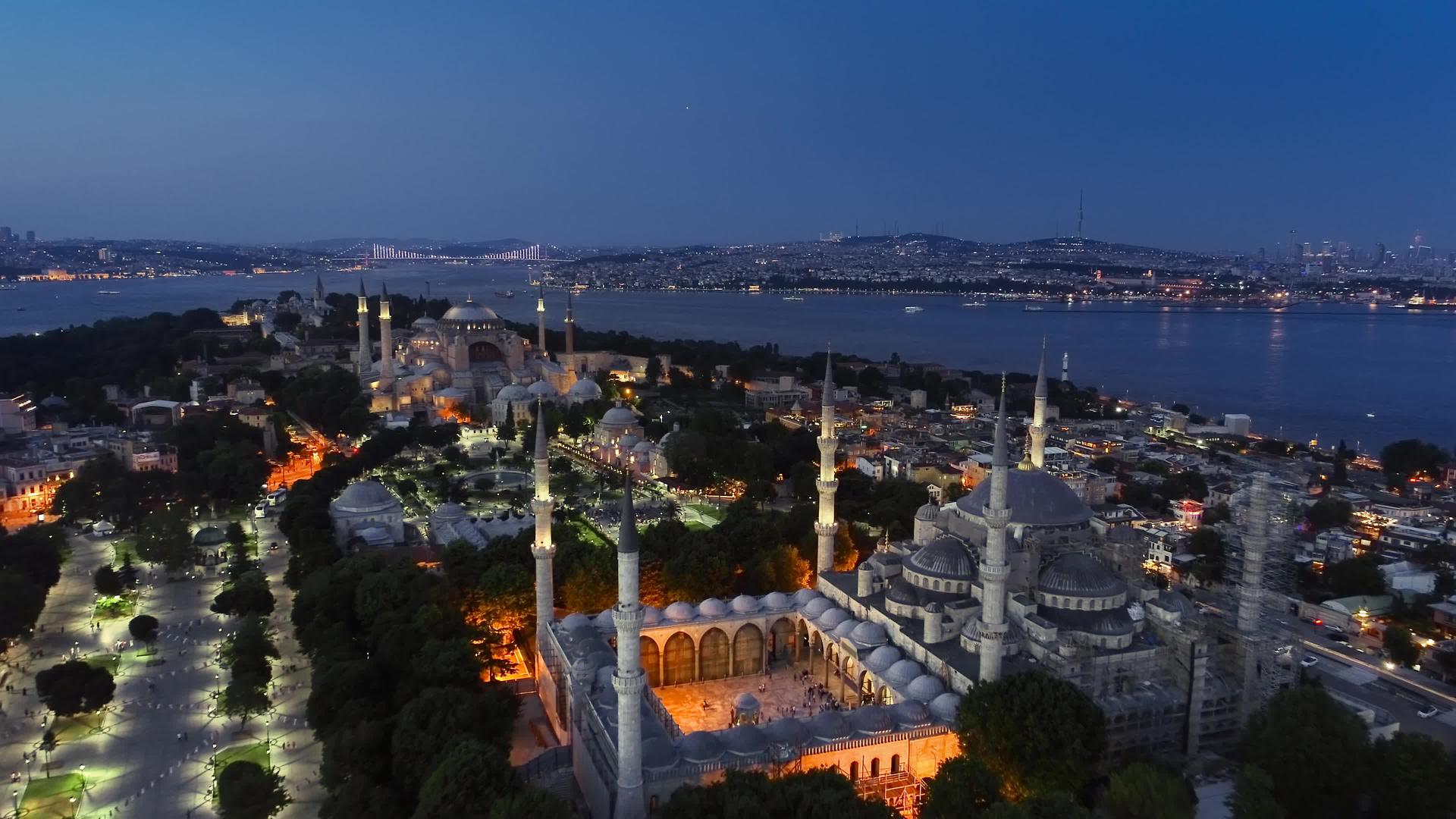 伊斯兰大教堂的蓝色清真寺和伊斯坦布尔的双硫海的夜空视频的预览图
