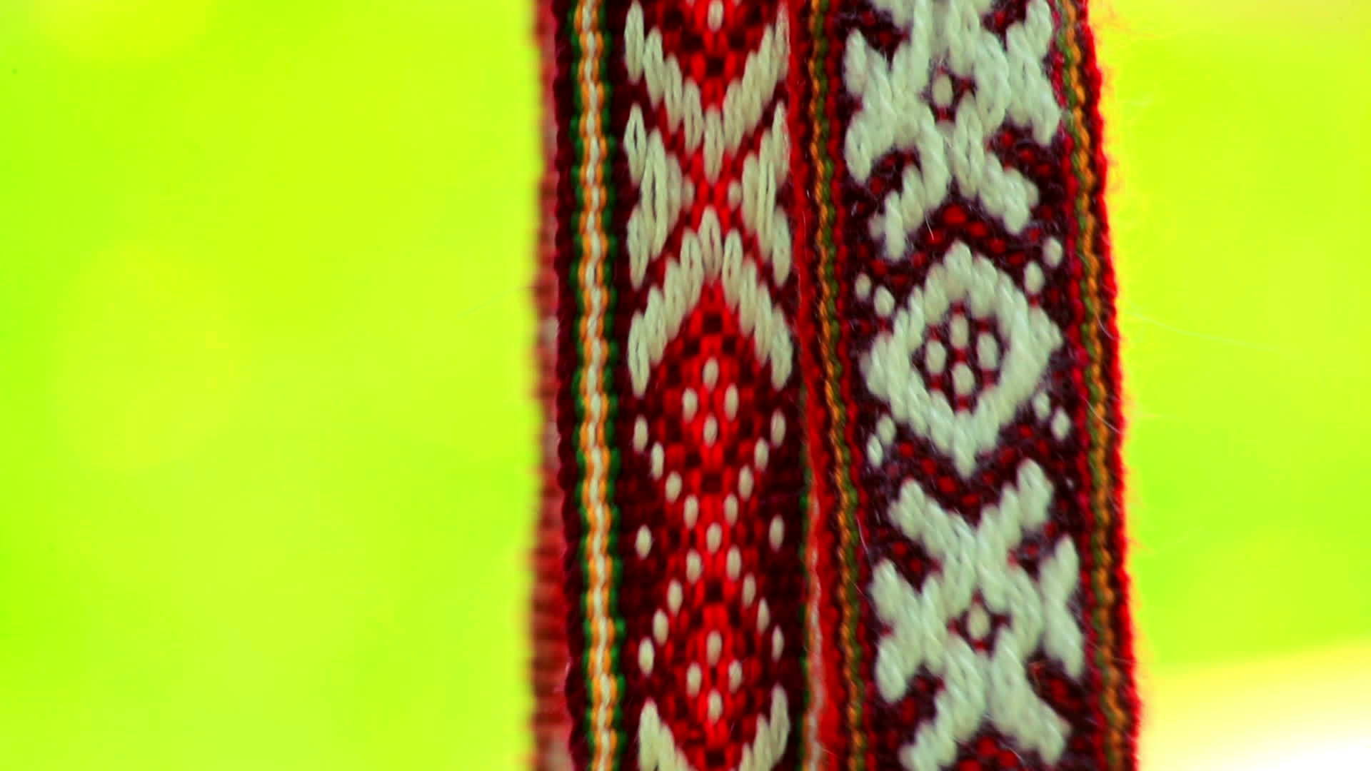 白色斯拉夫风格的红丝带装饰视频的预览图