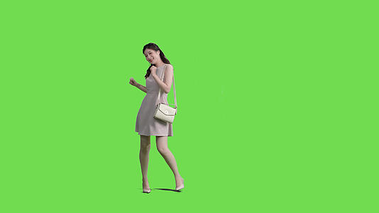 4k时尚女生背着包跳舞动作绿幕抠像视频视频的预览图