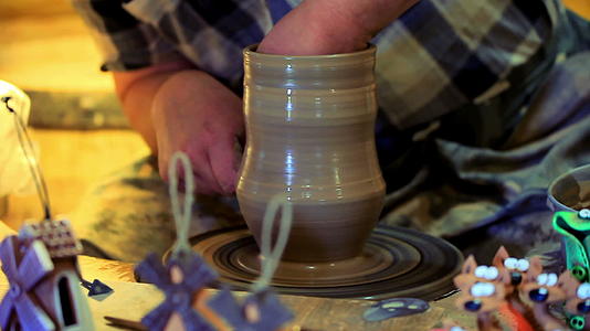 在陶器轮上制作粘土盘手掌视频的预览图