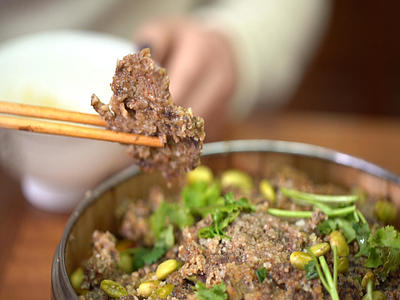 实拍吃饭场景筷子夹粉蒸牛肉实拍视频的预览图