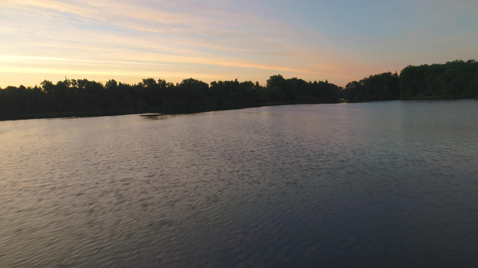 在阳光明媚的媚的湖面上视频的预览图