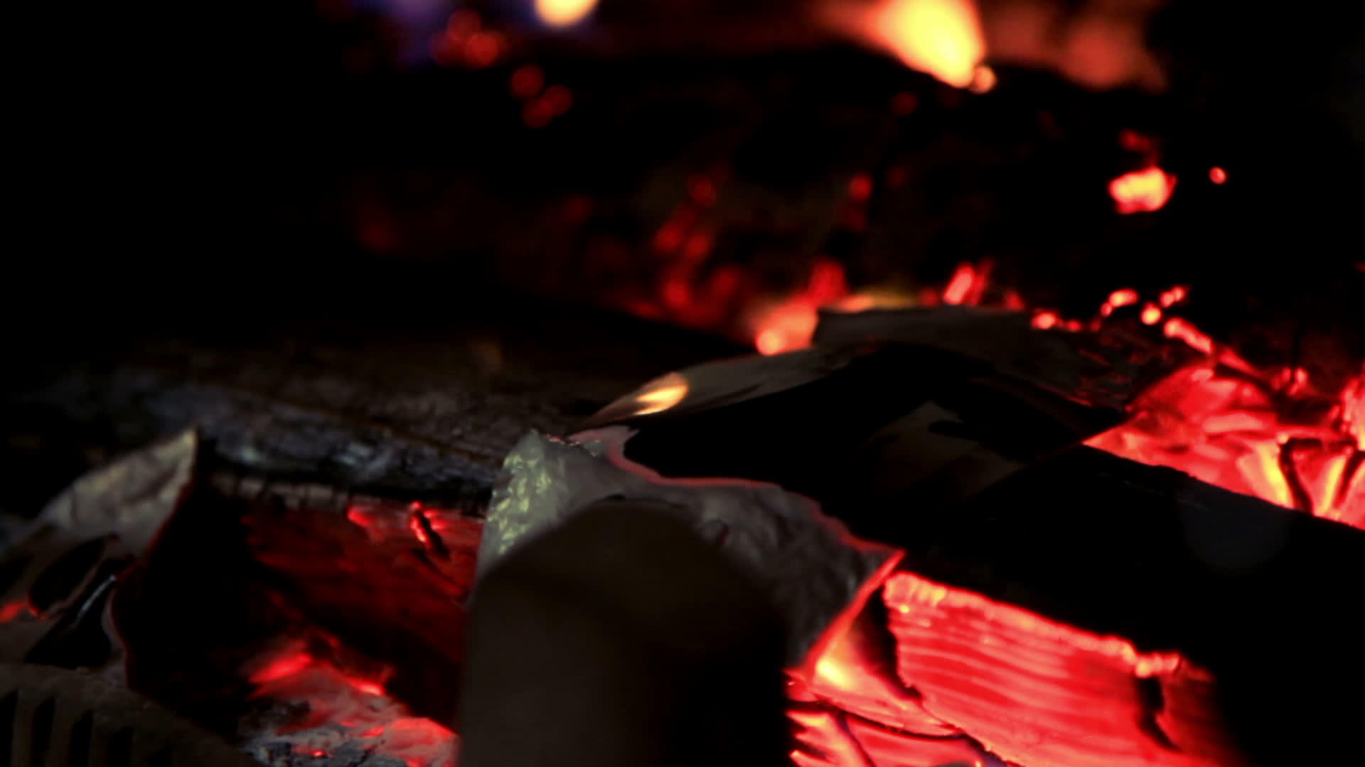 火堆里躺着炽热的红煤柴火烧红视频的预览图