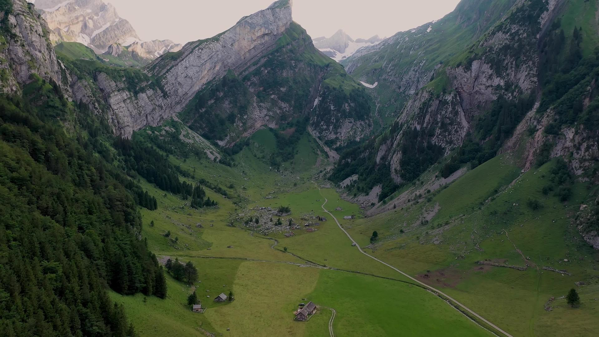 飞到松泽地区的斯威斯阿尔卑斯山视频的预览图