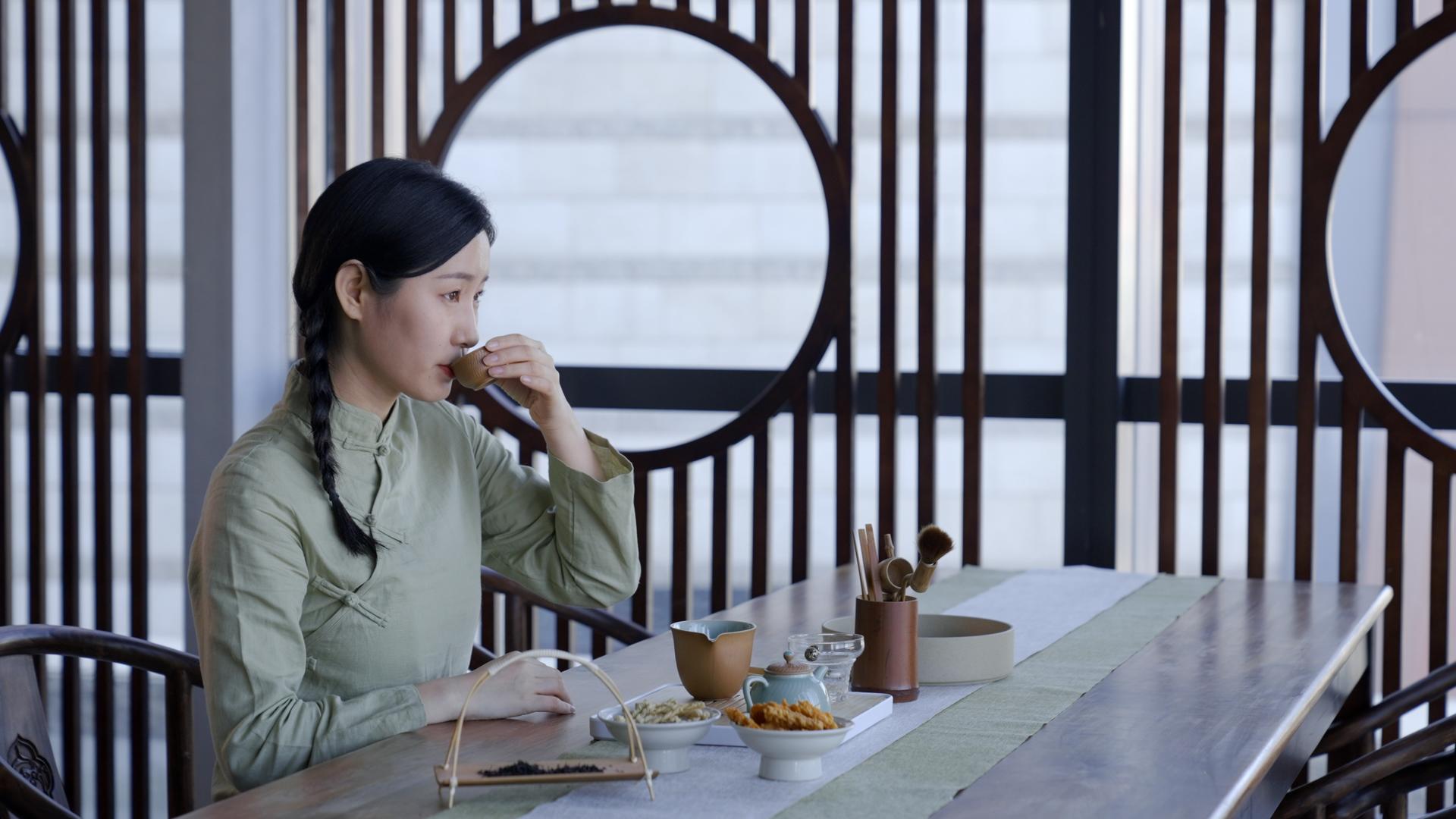 茶馆里品茶的女生视频的预览图