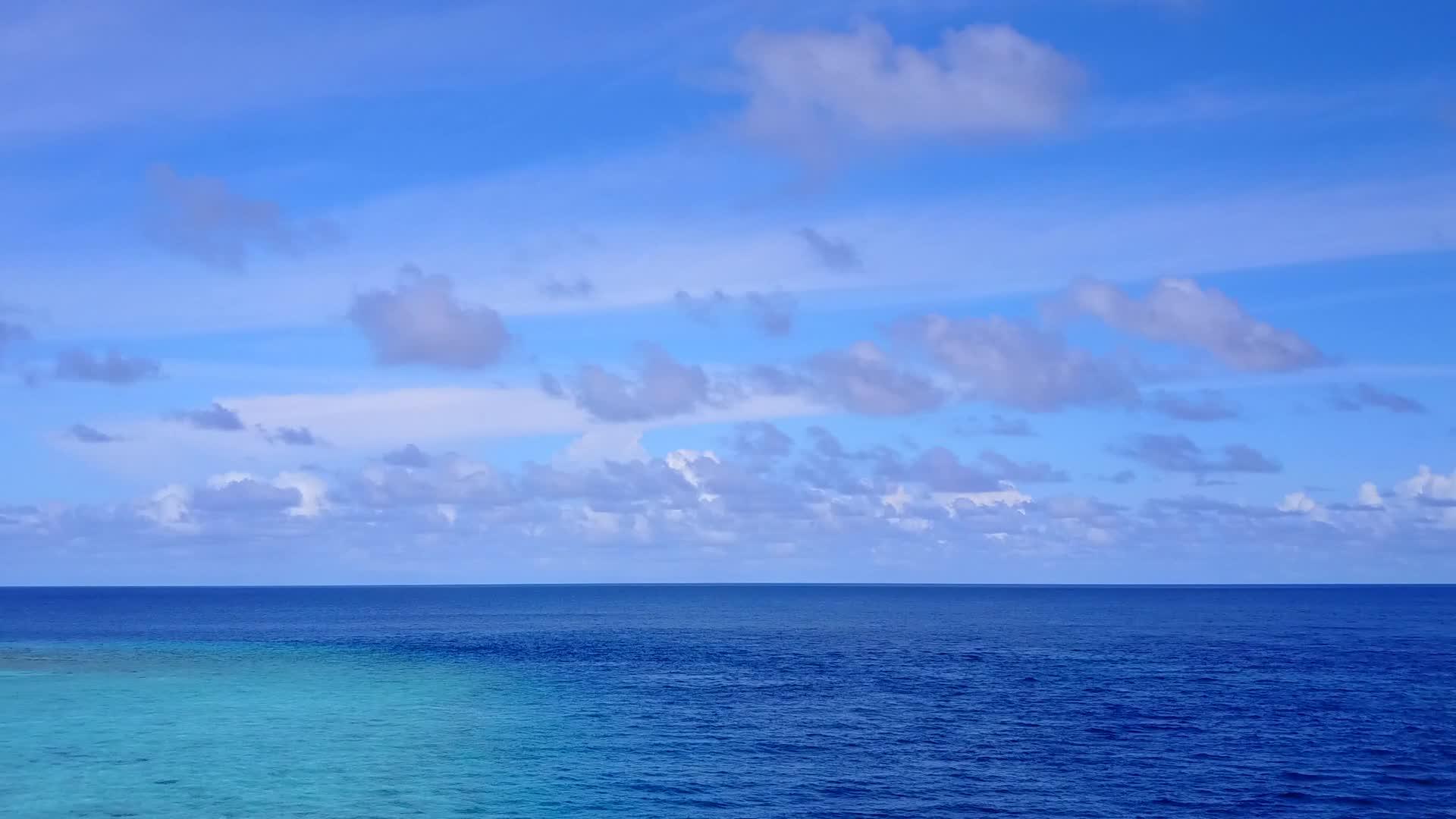 在透明海和白沙的背景下放松沿海海滩的生活方式视频的预览图